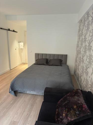 une chambre avec un grand lit et un canapé dans l'établissement Spacious Riviera Studio, à Nice