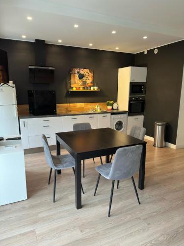 - une cuisine avec une table à manger et des chaises dans l'établissement Spacious Riviera Studio, à Nice