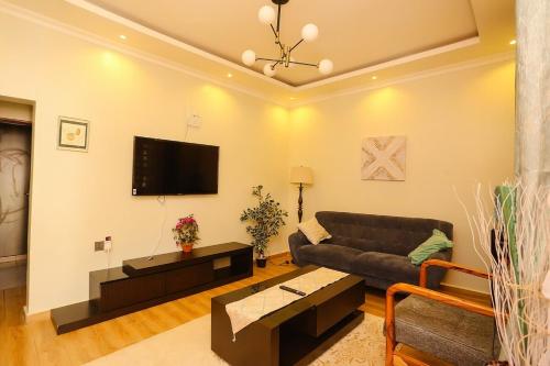 Μια τηλεόραση ή/και κέντρο ψυχαγωγίας στο Yunia Serviced Residence, Busia Town