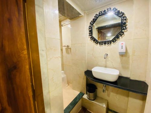 Ένα μπάνιο στο Hotel AVK-Near Kokilaben Hospital & Versova Beach- Rooms with Kitchen