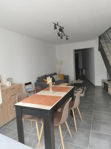 une salle à manger avec une table et des chaises dans l'établissement Mon petit coin de Boulogne - Maison avec terrasse, à Boulogne-sur-Mer