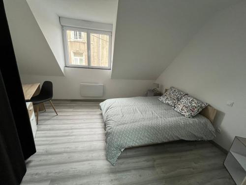 une petite chambre avec un lit et une fenêtre dans l'établissement Mon petit coin de Boulogne - Maison avec terrasse, à Boulogne-sur-Mer