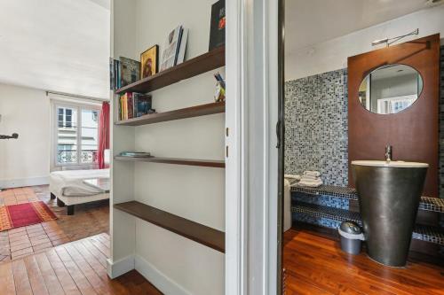 Photo de la galerie de l'établissement Place Contrescarpe 2 bedroom flat, à Paris