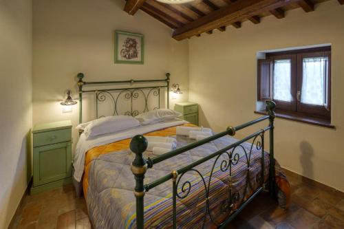 a bedroom with a large bed in a room at Agriturismo I CASALI DI MORRO in Sellano