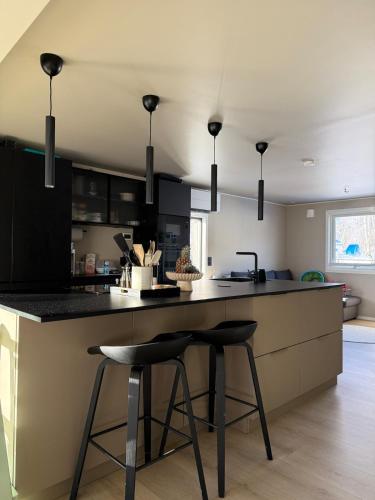 Dapur atau dapur kecil di Stor enebolig med stor inngjerdet hage og lekestativ! Perfekt for barnefamilier
