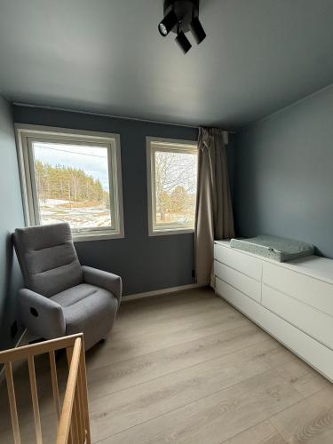 Ruang duduk di Stor enebolig med stor inngjerdet hage og lekestativ! Perfekt for barnefamilier