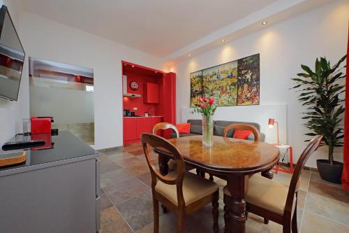 suity I monkeys apartment