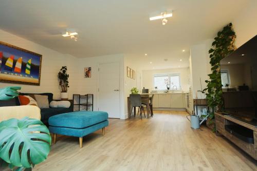 Una sala de estar con un sofá y una silla azul. en Three Bedroom House in Easton, en Bristol