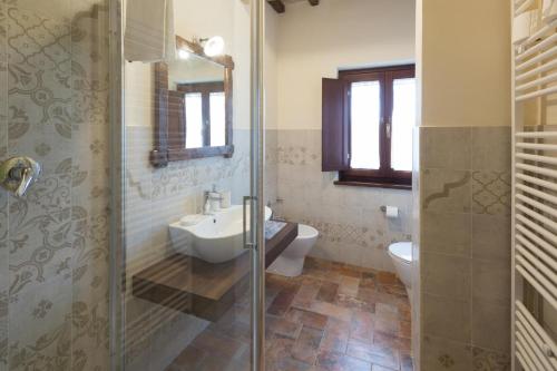 a bathroom with a sink and a toilet and a shower at Agriturismo I CASALI DI MORRO in Sellano