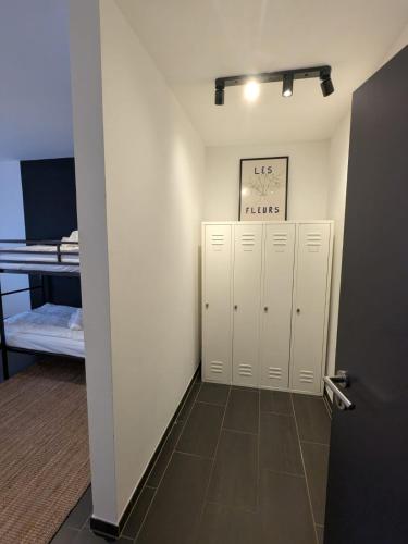a locker room with a door and a room with a bed at HOSTEL PD23 ALTE FEUERWACHE I 3min CityHospital I 50m Supermarkt I SmartTV I P I Gemeinschaftsküche I Monteure I Kurzurlaub in Ibbenbüren