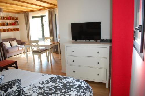 Gîte Le Logis Vallatにあるテレビまたはエンターテインメントセンター