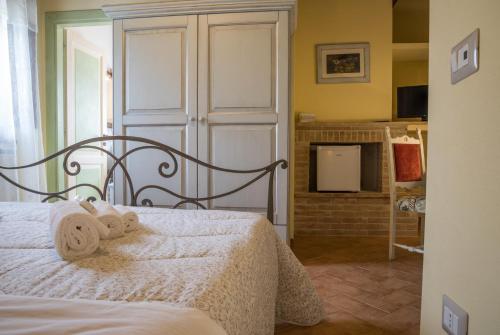 a bedroom with a bed with towels on it at Agriturismo I CASALI DI MORRO in Sellano