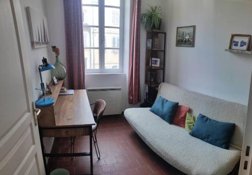 Χώρος καθιστικού στο Charmant appartement Noailles Quartier typique et populaire du centre de Marseille