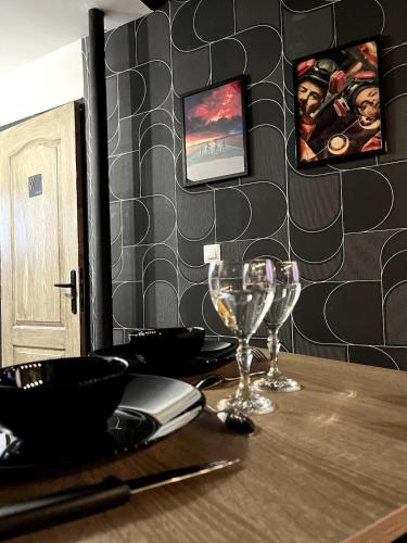 - une table avec deux verres à vin en haut dans l'établissement CinéRoom Private Cinema in Bourges, à Bourges