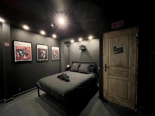 Cette chambre comprend un lit, une porte et une caméra. dans l'établissement CinéRoom Private Cinema in Bourges, à Bourges