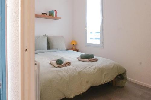 une chambre avec un lit avec deux serviettes dessus dans l'établissement Grand Studio proche mer quartier de la Pironnière - 4 personnes, à Les Sables-dʼOlonne