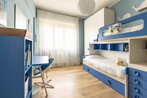 Postel nebo postele na pokoji v ubytování Lido Camaiore Roomy Apartment for 7!