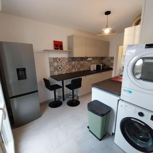 une cuisine avec un lave-linge et un lave-linge dans l'établissement Maison de ville proche de tout, 5min du centre ville & 20min de la plage, à Quimper