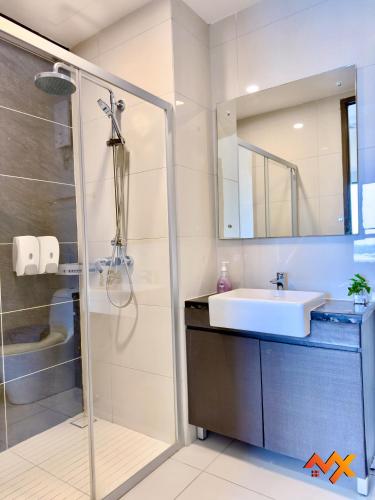 a bathroom with a sink and a shower at Full Sea View Country Garden Danga Bay 6-13pax Smart TV 70inch-Netflix in Johor Bahru