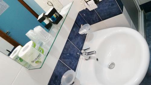 een badkamer met een wit toilet en een wastafel bij Hotel Miravalle in Ribera