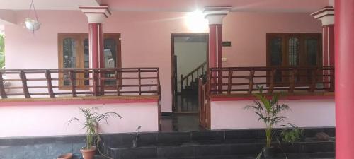 MohaliVintage homes的一座房子,有楼梯和门,还有一些植物