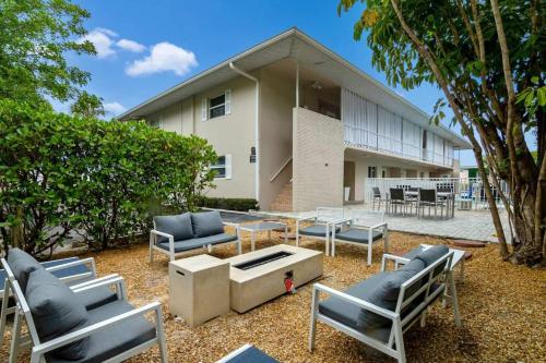 a group of chairs and tables in front of a building at Sandy Waves in Naples