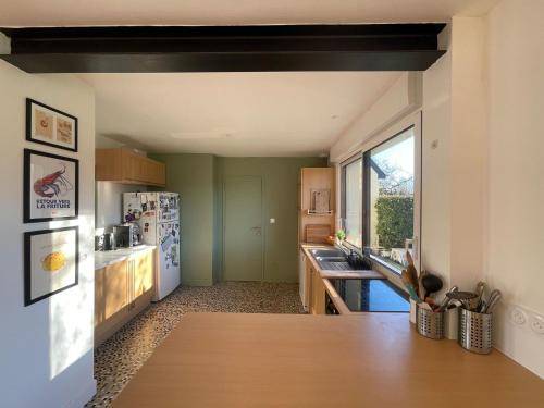 une cuisine avec un comptoir en bois dans une pièce dans l'établissement Maison T4 + Jardin SO, plages et commerces à pied, à Saint-Malo