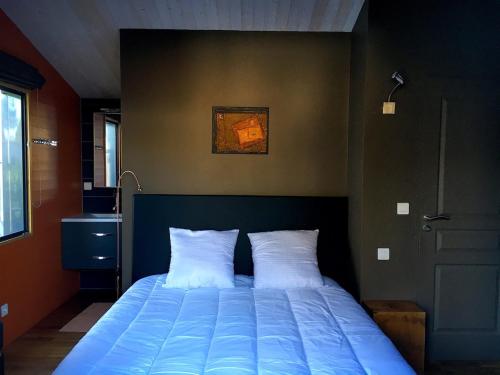 une chambre avec un lit avec un couvre-lit bleu dans l'établissement Maison avec jacuzzi & jardin 6 personnes, à Noirmoutier-en-l'lle