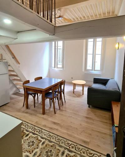 un salon avec une table et un canapé dans l'établissement Ambiance bois proche vieux port, T2 de caractère, à La Ciotat