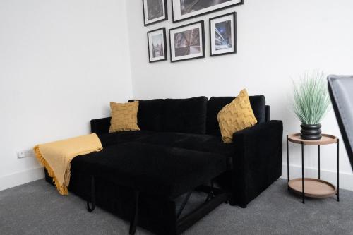 Χώρος καθιστικού στο Bright 2-Bed Flat with Skylight attic Room