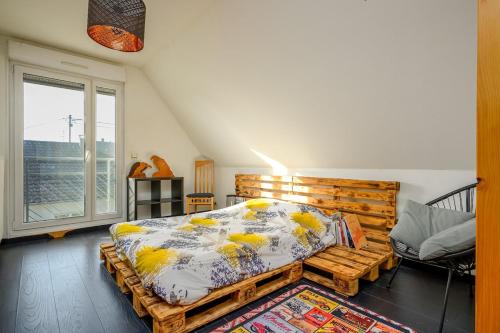une chambre avec un lit en bois et une fenêtre dans l'établissement Cosy Family Home, à Wittenheim