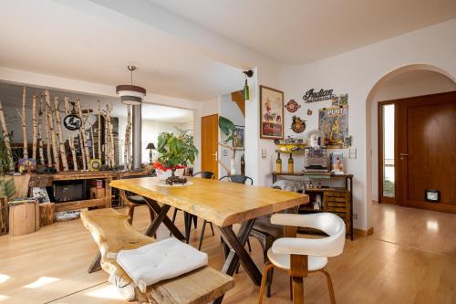 une salle à manger avec une table et des chaises en bois dans l'établissement Cosy Family Home, à Wittenheim