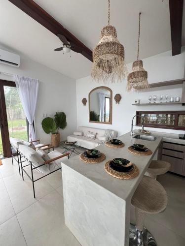 une cuisine avec une table et des chaises dans une pièce dans l'établissement Casa Calmar, à Ayampe