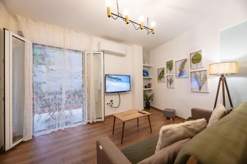 Quiet Apartment with a Garden at Exarcheia