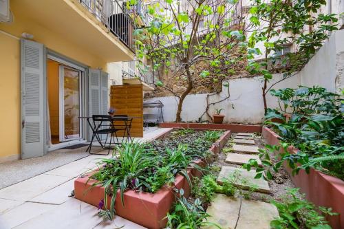 Quiet Apartment with a Garden at Exarcheia