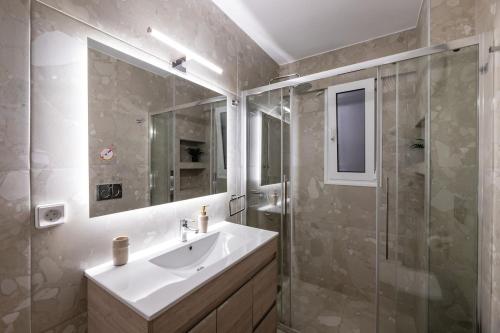 Quiet Apartment with a Garden at Exarcheia