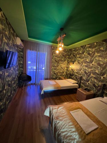 Ένα ή περισσότερα κρεβάτια σε δωμάτιο στο KATRINA HOTEL