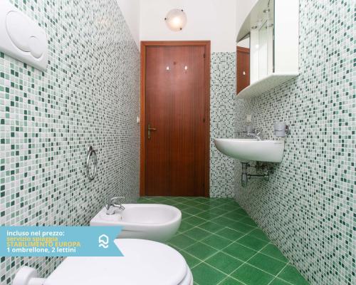 a bathroom with a toilet and a sink at RS323 - Marcelli, bilocale fronte mare con spiaggia inclusa in Marcelli