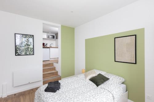 une petite chambre avec un lit et un escalier dans l'établissement Boistrudan, à Brest