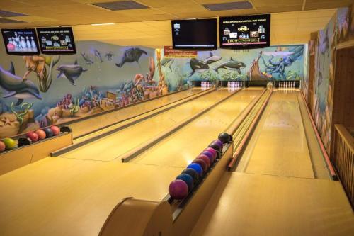 a bowling alley with pins and a game at Hotel Schloßblick Trebsen in Trebsen