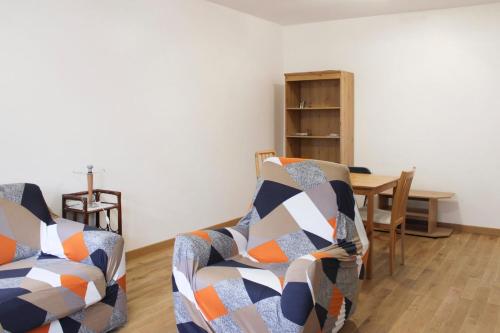 un salon avec deux chaises et une table dans l'établissement Lovely 1-bedroom apartment near park, à Pantin