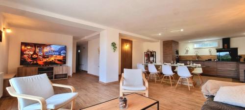 Photo de la galerie de l'établissement Maison mitoyenne L'Isle-sur-la-Sorgue, à LʼIsle-sur-la-Sorgue