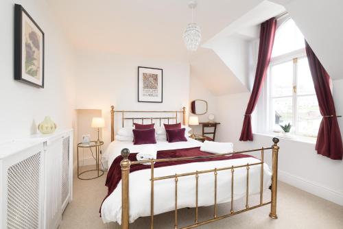 Postel nebo postele na pokoji v ubytování Superb House in Looe, Near Beach and Bars with Great Views and free access to a nearby Indoor Swimming Pool
