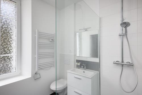 une salle de bain avec une douche, des toilettes et un lavabo dans l'établissement Yec hed mat, à Brest