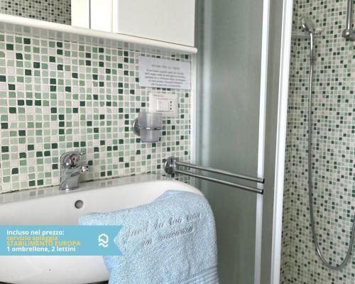 a bathroom with a bath tub and a towel at RS324 - Marcelli, trilocale fronte mare con spiaggia inclusa in Marcelli