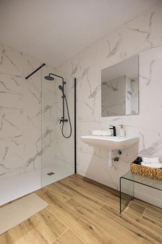 a bathroom with a shower and a sink at Primat Reig flats in Valencia