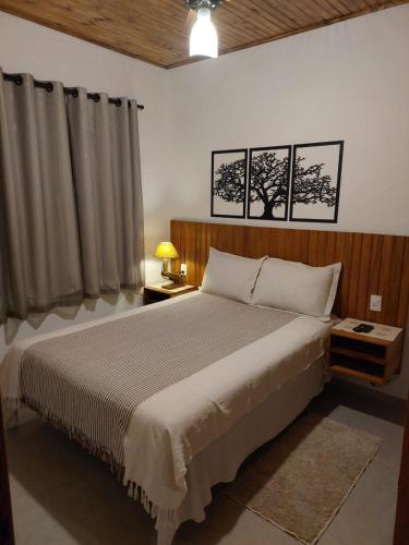 a bedroom with a large bed in a room at Estação Mineira - Casas de temporada in Carrancas