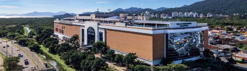 a large building in a city with a mountain in the background at Kitnet para Temporada em Floripa! in Florianópolis