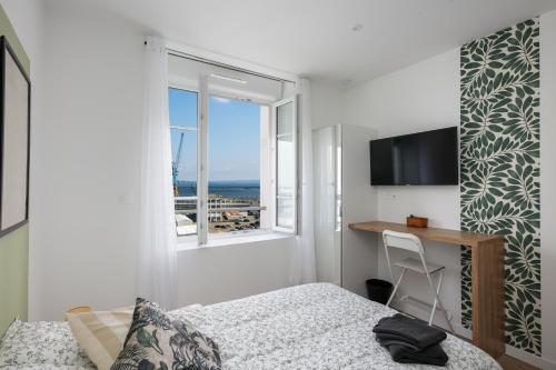 une chambre avec un lit, une fenêtre et un bureau dans l'établissement Trugarez, à Brest