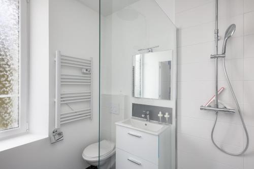 une salle de bain avec toilettes, lavabo et douche dans l'établissement A Dreuz, à Brest